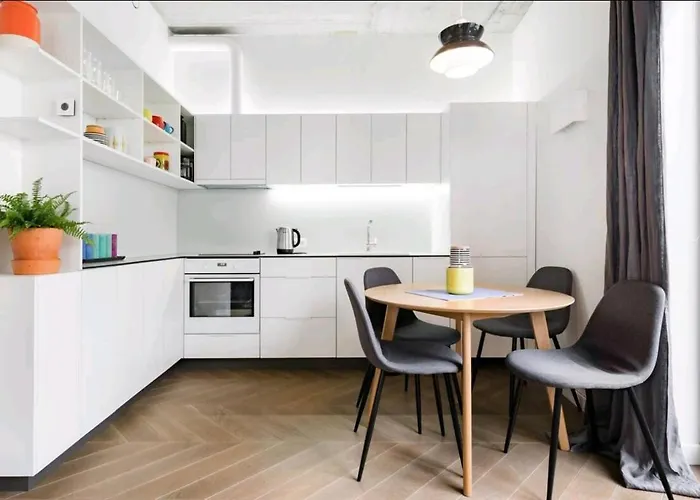 Brand New Old Town Park Apartment & Balcony