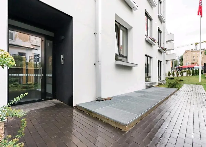 Brand New Old Town Park Apartment & Balcony
